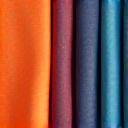 다양한 천연 염료로 염색된 원단 샘플.